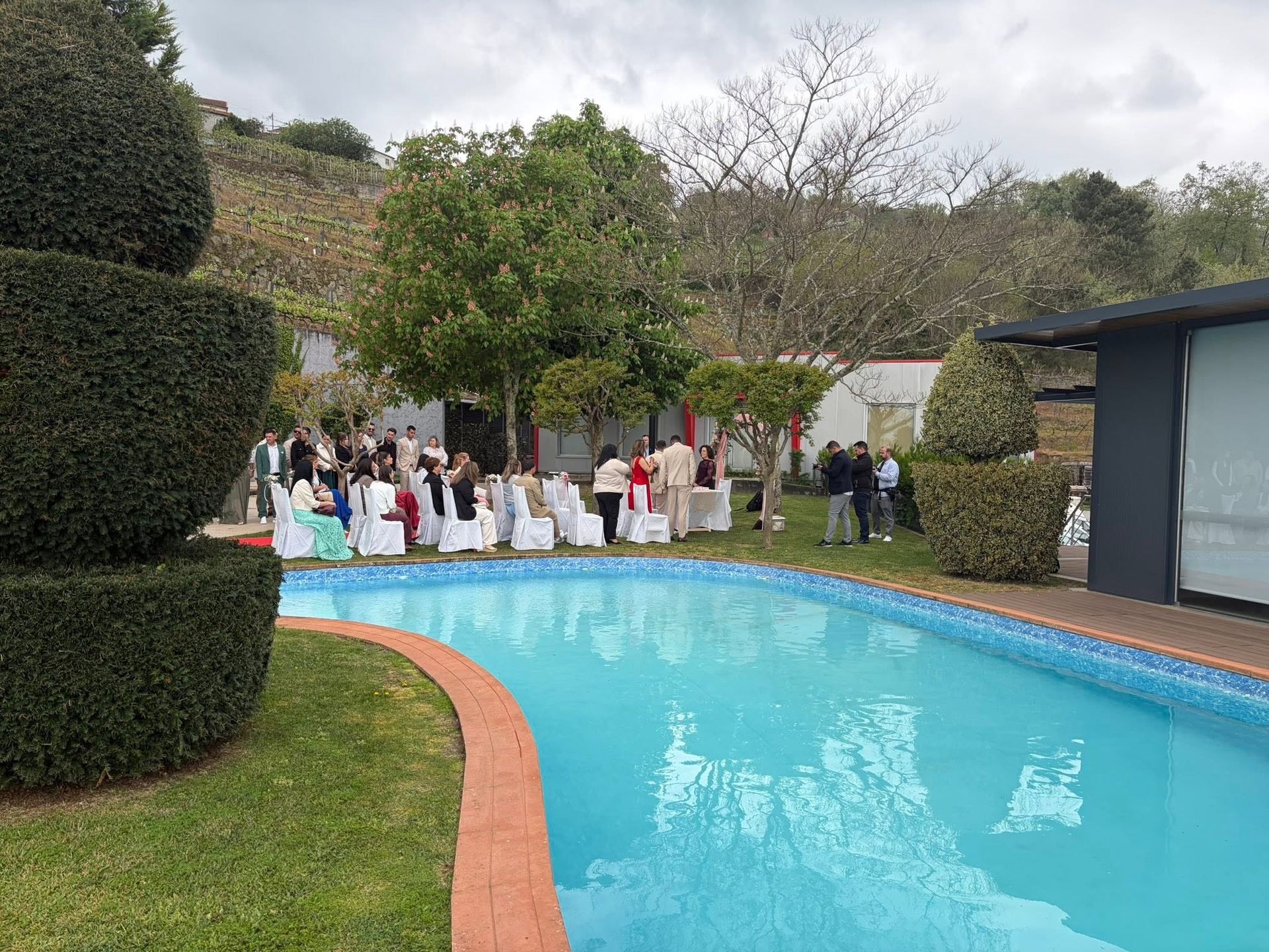 Casamento junto à piscina